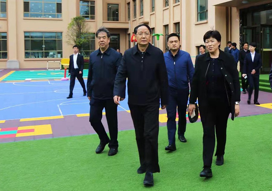 5.2018年4月，時任省政協(xié)主席、黨組書記歐陽堅(jiān)蒞臨金徽企業(yè)視察-900.jpg